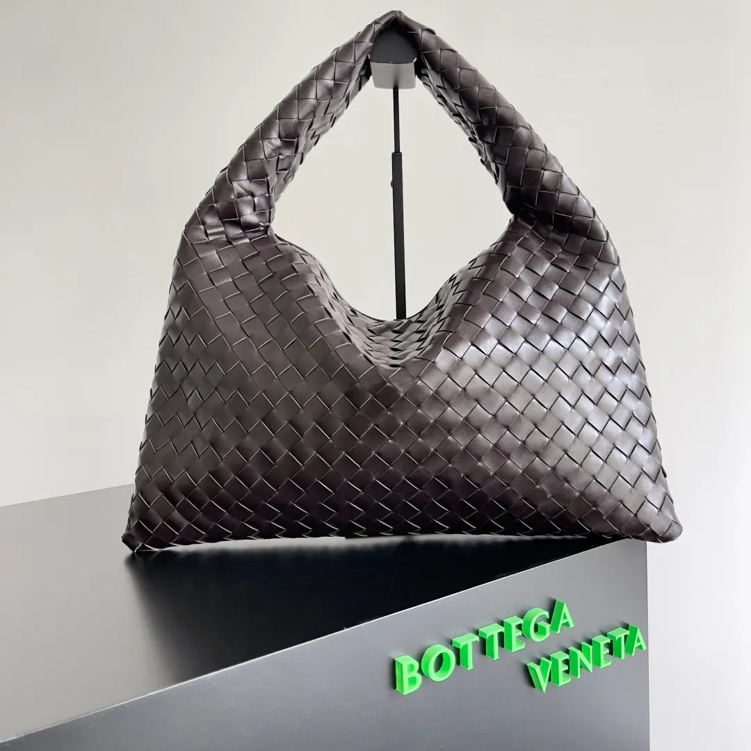Batch 1960 It seems that this bag from BV has been popular recently ~ The new Hop is really not too beautiful. The whole bag has no seams. The bag body and handles are made of one piece of leather. It reflects the style and essence of Bottega Veneta. It truly represents craftsmanship and creativity. The large size has a very loose and lazy upper body. Big bag lovers will definitely not regret buying it. Style number: 796262 Size: 46*21*10cm